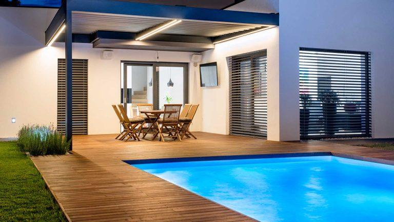 Pool mit Farblicht