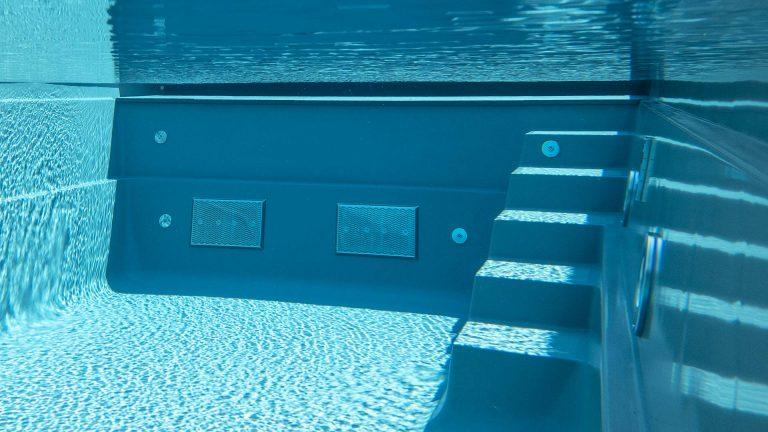GFK-Pool mit Einbauteilen