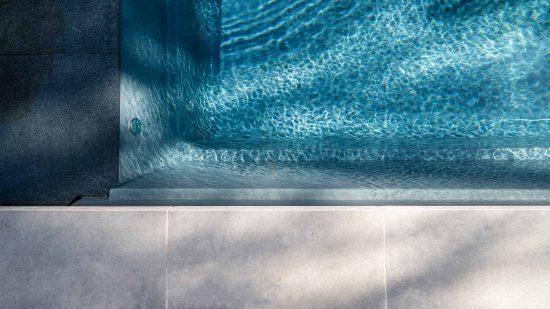 Pool mit Randsteinen