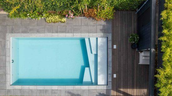 Pool mit asymmetrischer Treppe