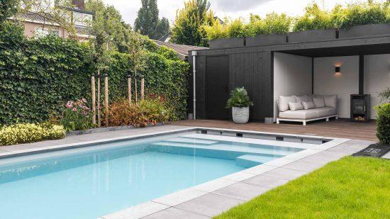 Citypool mit moderner Treppe