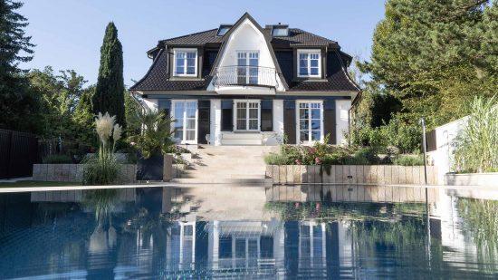 Villa mit Edelstahlpool