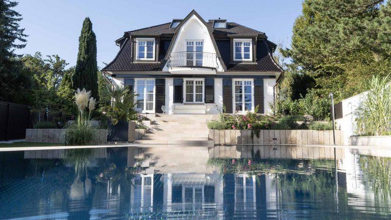 Villa mit Edelstahlpool