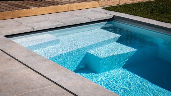 Asymmetrische Pooltreppe