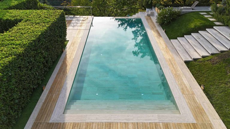 Poolbau mit Fliesenbecken